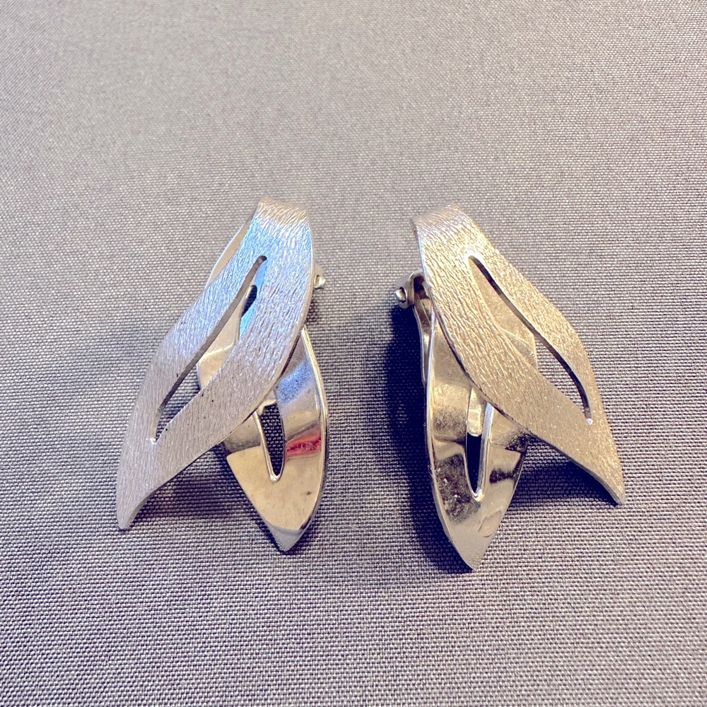 Sarah Coventry SATIN FLAME Clip On Earrings from 1960 * Vintage Sarah Coventry